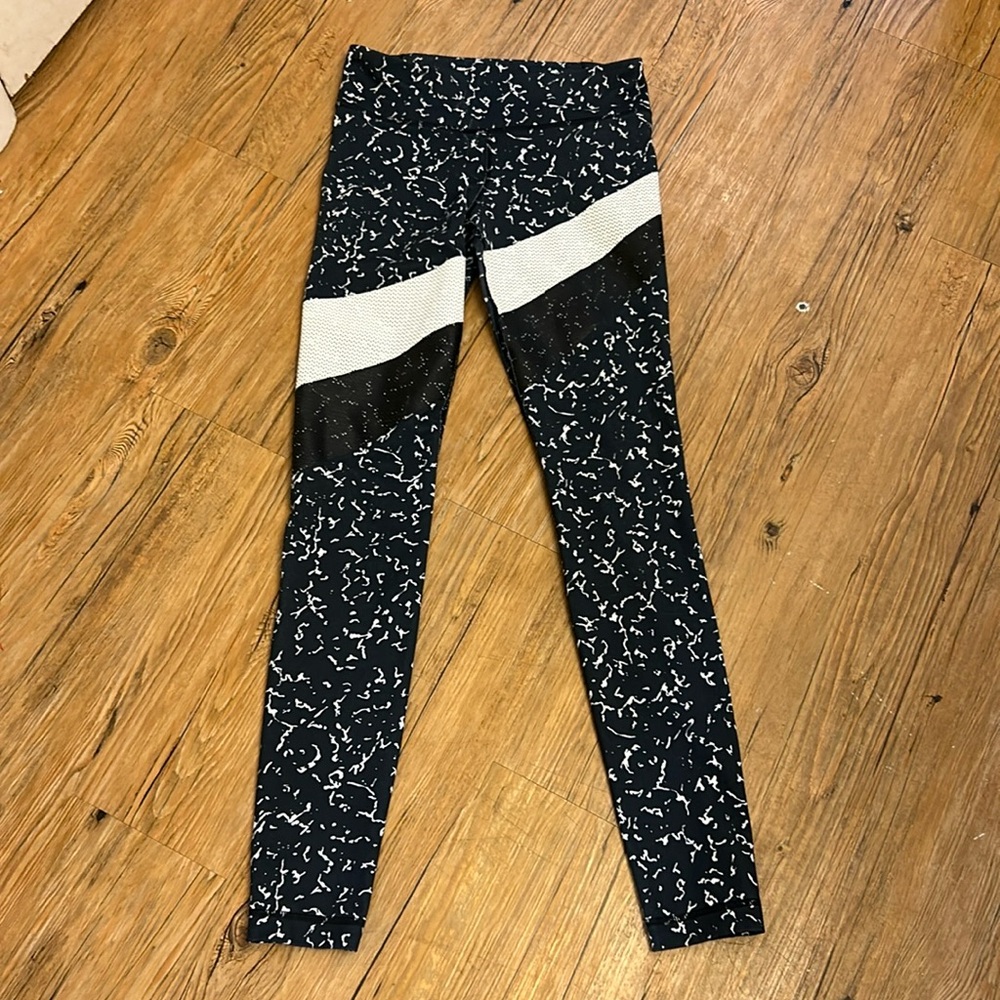 Under Armour Women’s Leggings Black/White ~13” across